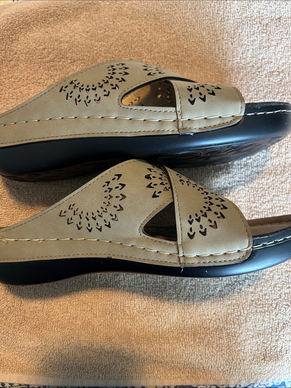NWOT Soft Comfort Women's Olive Green Crisscross Slide Sandals - Picture 4 of 6